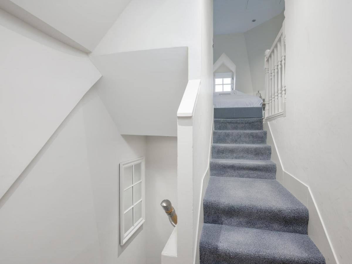 Pass The Keys Historic Ramsay Garden Apt With Balcony Views EDI Exterior photo